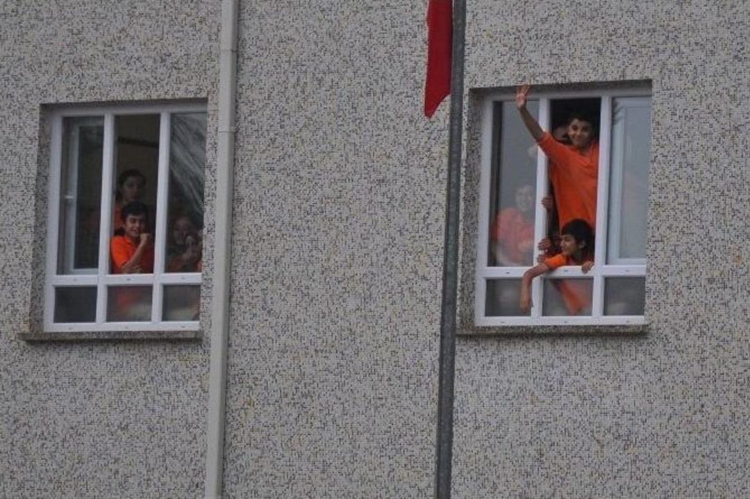 Bursa&rsquo;da Bin 400 &Ouml;ğrenci G&ouml;le D&ouml;nen Okulda Mahsur Kaldı