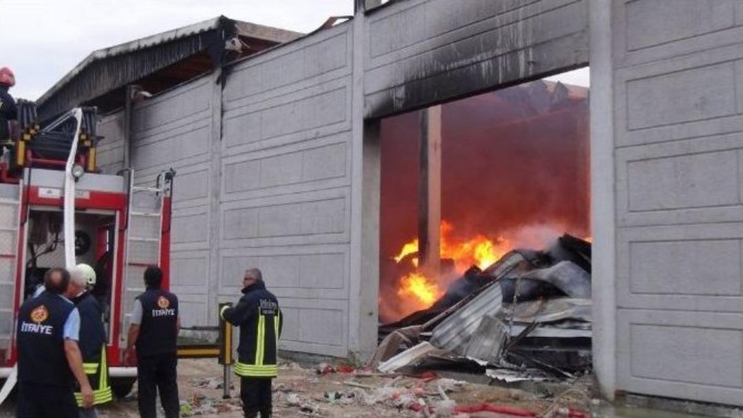 Plastik Fabrikasındaki Yangını S&ouml;nd&uuml;rme &Ccedil;alışmaları S&uuml;r&uuml;yor