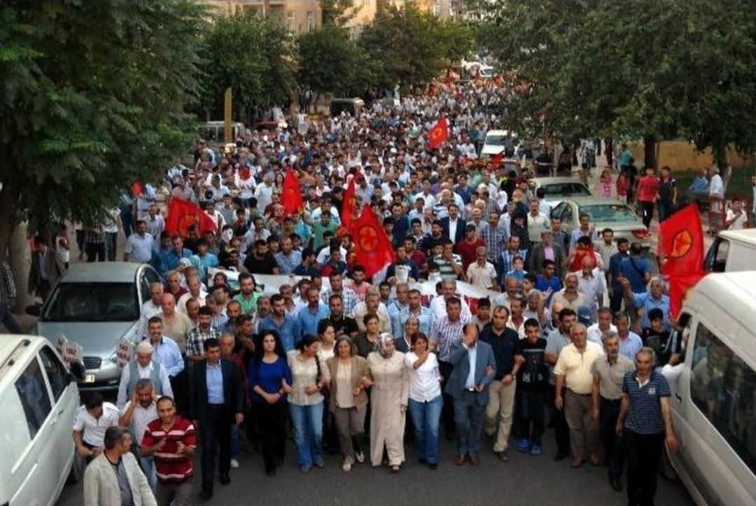 M&uuml;h&uuml;rlenen K&uuml;rt&ccedil;e Okulun Kapısını S&ouml;kt&uuml;ler