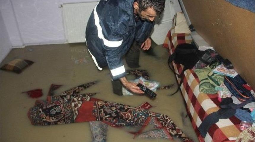 Karab&uuml;k&rsquo;te Yağmur Yolları G&ouml;llere &Ccedil;evirdi, Bir Evi Su Bastı