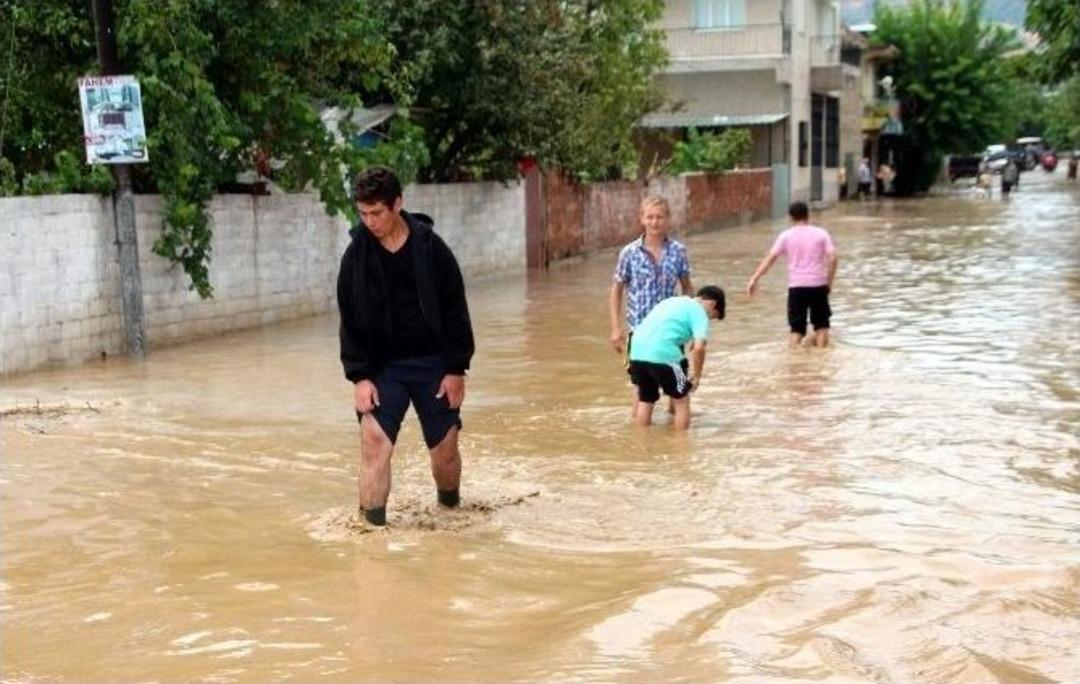 D&uuml;ğ&uuml;n Konvoyuna Sel Engeli