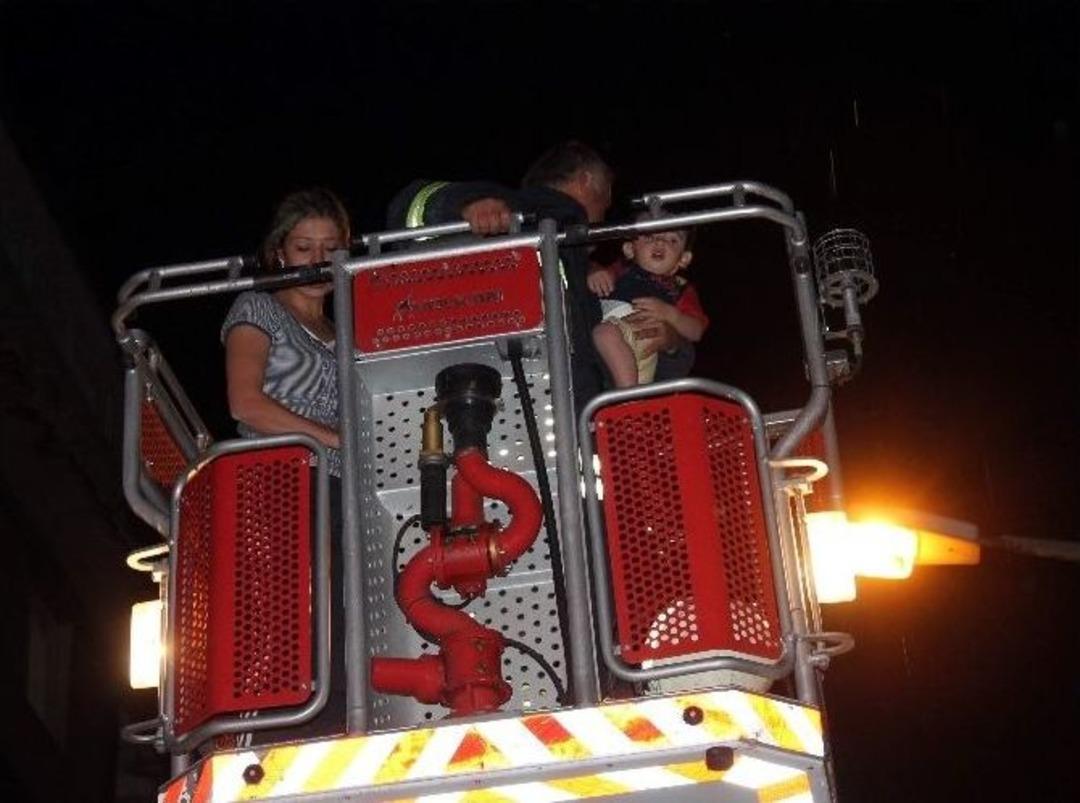 Yangında Mahsur Kalan Anne İle Oğlunu İtfaiye Kurtardı
