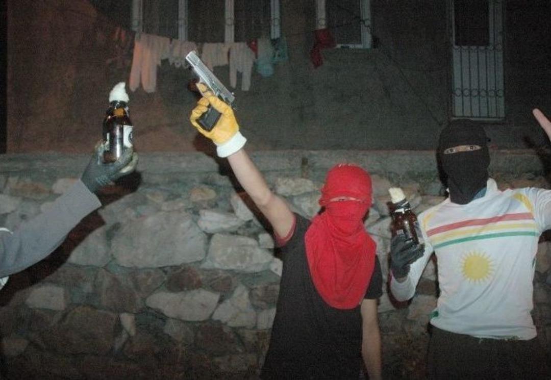 Hakkari&rsquo;de Polis Lojmanları Ve Okula Saldırı