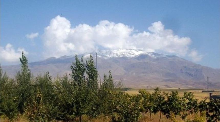 Süphan Dağı’na Yılın İlk Karı Yağdı