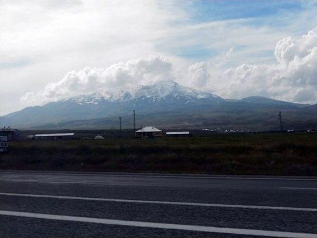 Süphan Dağı’na Yılın İlk Karı Yağdı