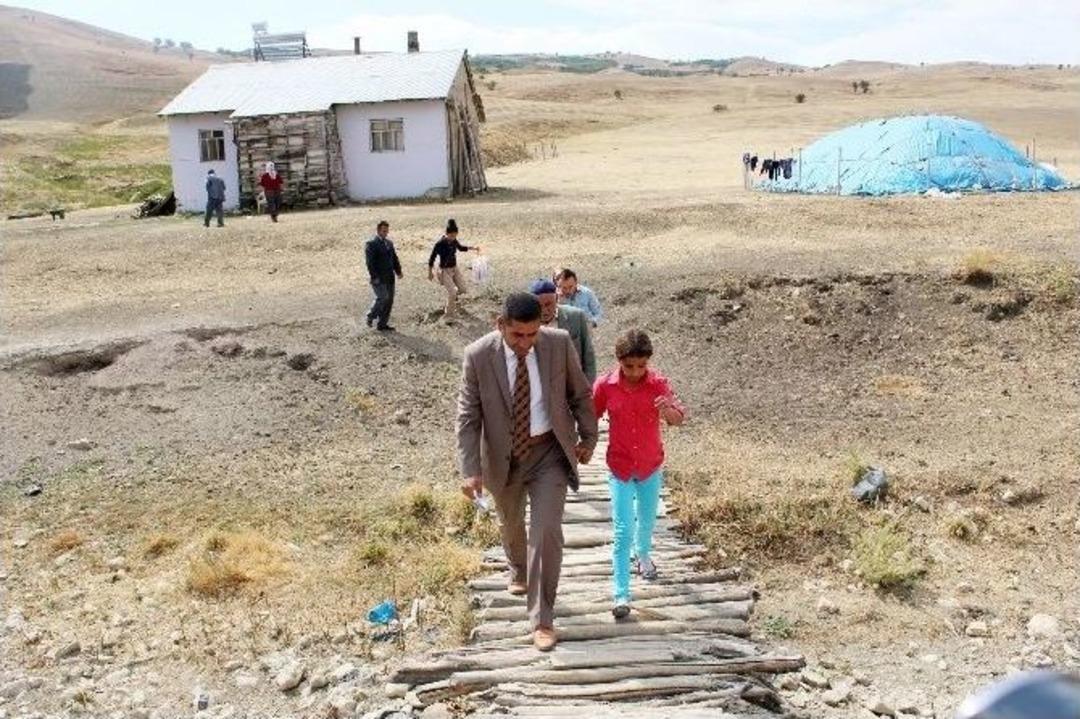 Karameşe K&ouml;y&uuml;nde Kız &Ccedil;ocuklar İlk Defa Ortaokula G&ouml;nderiliyor