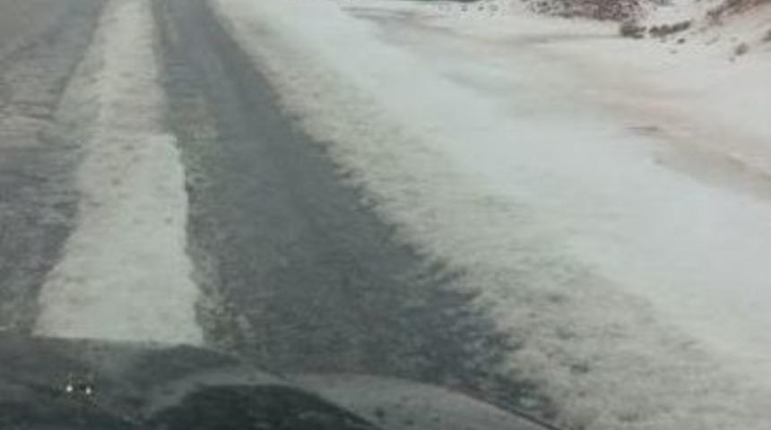 Karayolu Beyaza Büründü