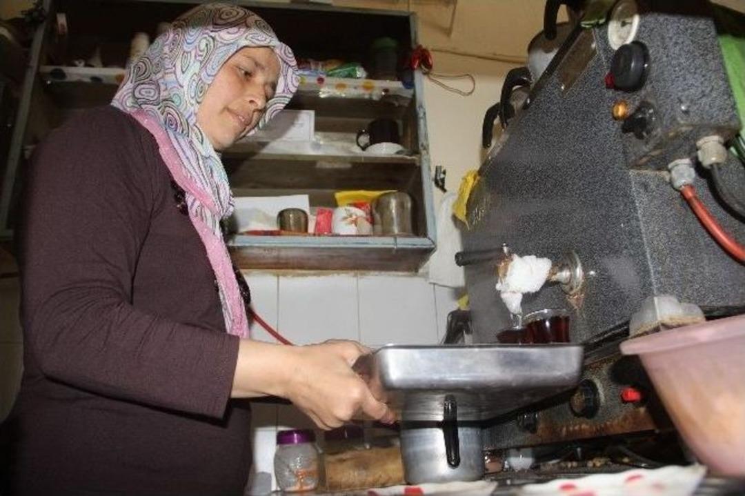 Kahvehaneye Kadın Eli Değdi, K&uuml;f&uuml;r Bitti