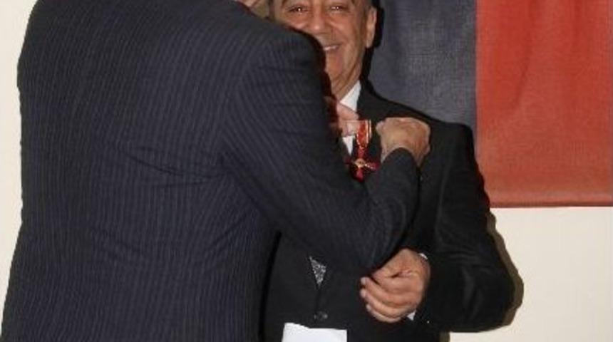 Fahri Konsolos Kuşkay&rsquo;a Liyakat Nişanı