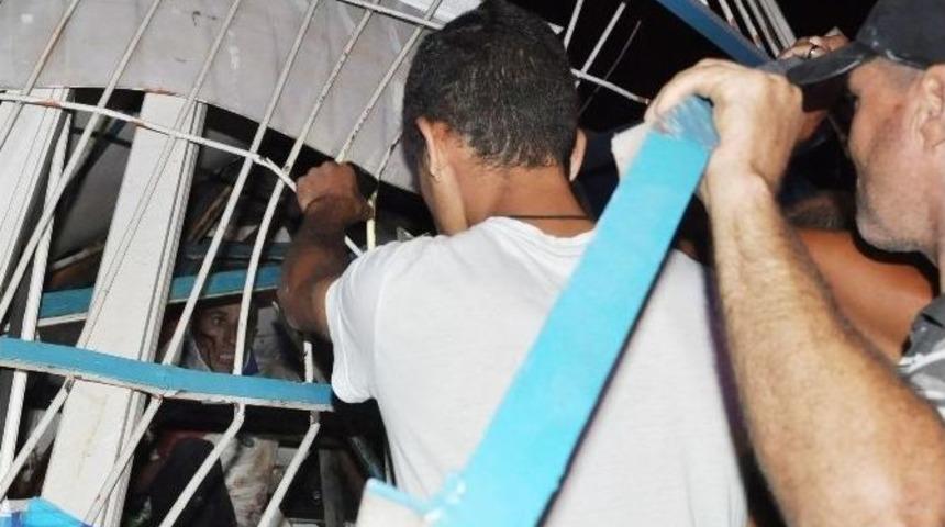 Kamyonetin &Ccedil;arptığı B&uuml;fede Can Pazarı