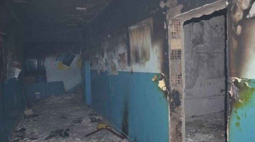 Y&uuml;ksekova&rsquo;da Bir Okul Daha Ateşe Verildi