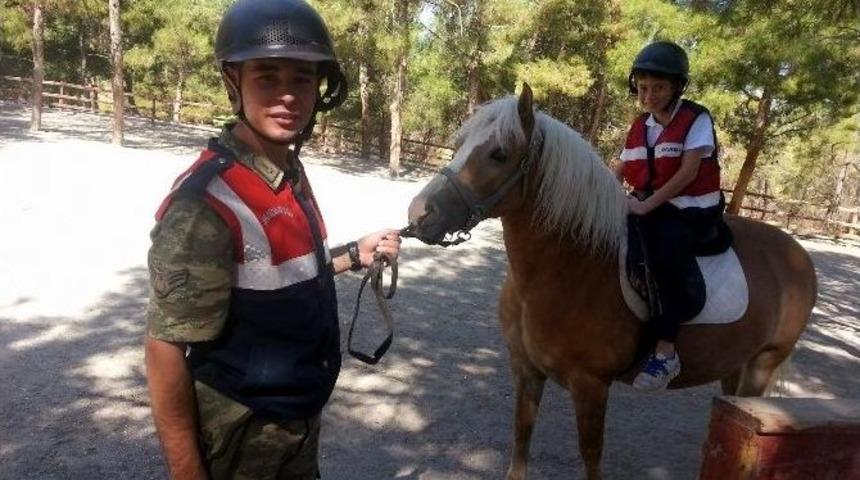 Jandarma Başarılı &Ouml;ğrencileri Hayvanat Bah&ccedil;esine G&ouml;t&uuml;rd&uuml;