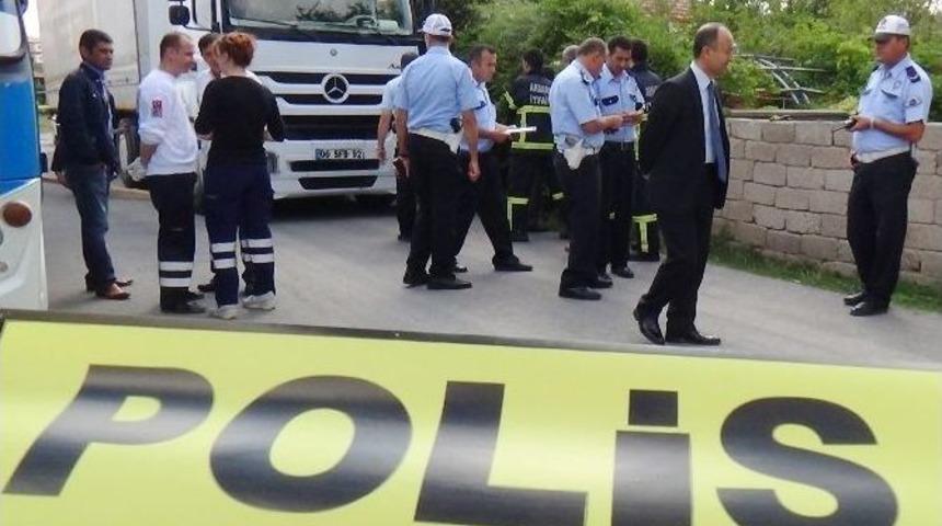 Yaşlı Kadın Tırın Altında Can Verdi