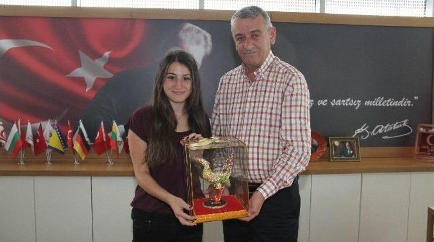 Gaziemirli Ece Tayland&rsquo;da "barış"ı Anlattı