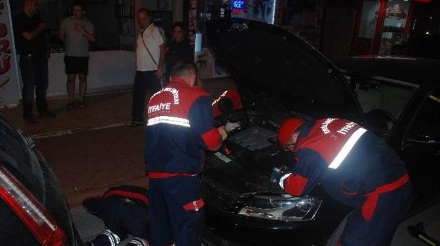 Otomobilin Motoruna Giren Kediyi İtfaiye Kurtardı