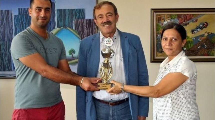 Drag Yarışlarında Kazandığı Kupaların Sevincini Eş Başkanlarla Paylaştı