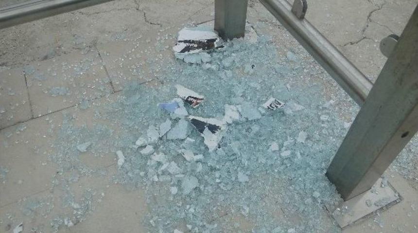 Sungurlu&rsquo;da Otob&uuml;s Duraklarının Camları Kırdı