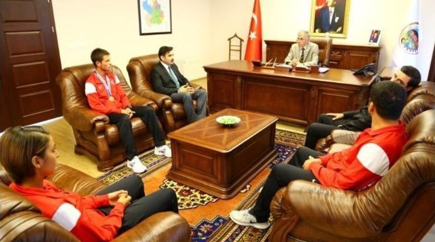 Vali Ataklı&rsquo;dan Başarılı Sporculara &Ouml;d&uuml;l
