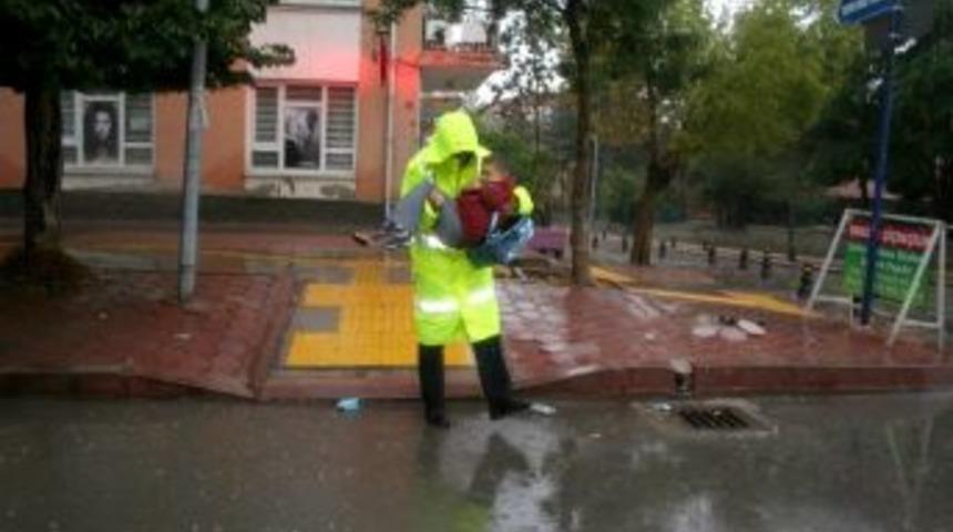 Yolda Kalan Minik &Ouml;ğrencinin Yardımına Polis Yetişti