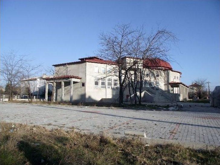 Muratlı Kültür Merkezi İnşaatı Kaderine Terk Edildi