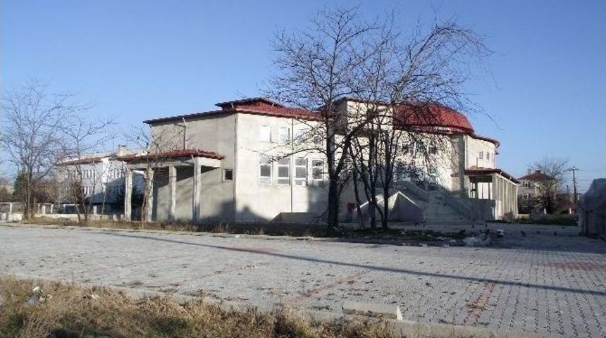 Muratlı K&uuml;lt&uuml;r Merkezi İnşaatı Kaderine Terk Edildi