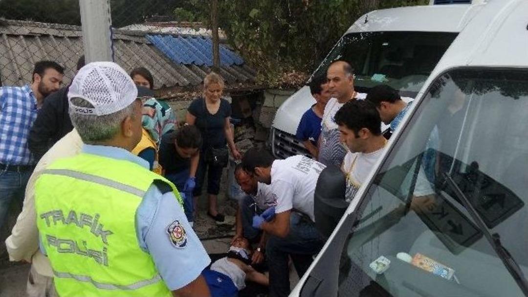 Hafriyat Kamyonu Kırmızı Işıkta Bekleyen Ara&ccedil;lara &Ccedil;arptı