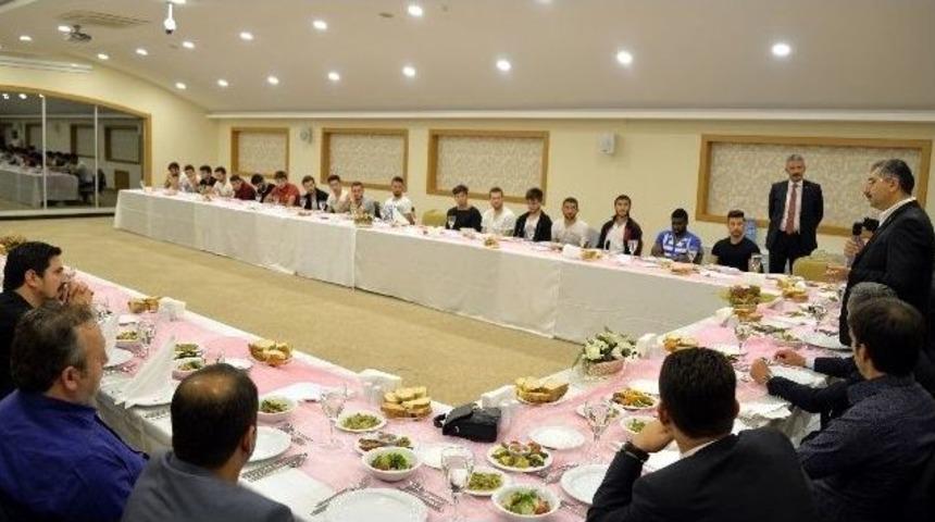 Vali Zahteroğulları Bolusporlu Futbolcularla Yemekte Buluştu