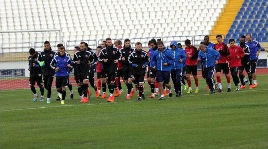 Kardemir Karab&uuml;kspor Yağmur Altında &Ccedil;alıştı