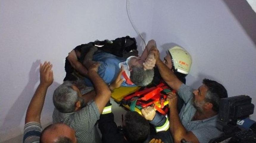 Tamir İçin Çıktığı Çatıdan Apartman Boşluğuna Düştü