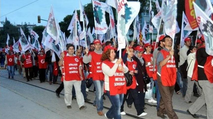 Cami &Ouml;n&uuml;nde Slogan Atan Gruba Cemaatten Tepki
