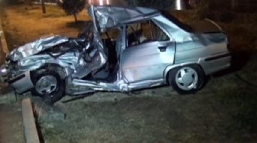 Otomobil Kamyonete &Ccedil;arptı: 1 &Ouml;l&uuml;, 4 Yaralı