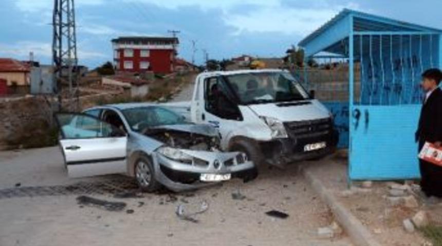 Yunak&rsquo;ta Otomobille Kamyonet &Ccedil;arpıştı: 1 Yaralı