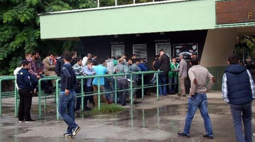 Bursasporlu Taraftarlar Beşiktaş Ma&ccedil;ına İlgisiz