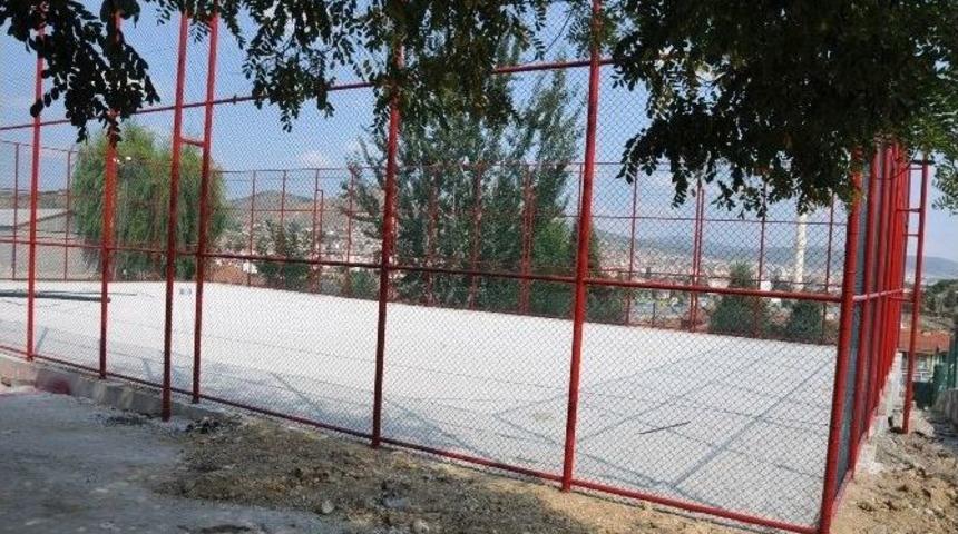 Metristepe İlkokulu&rsquo;nda Sentetik Saha Yapım &Ccedil;alışmaları Başladı