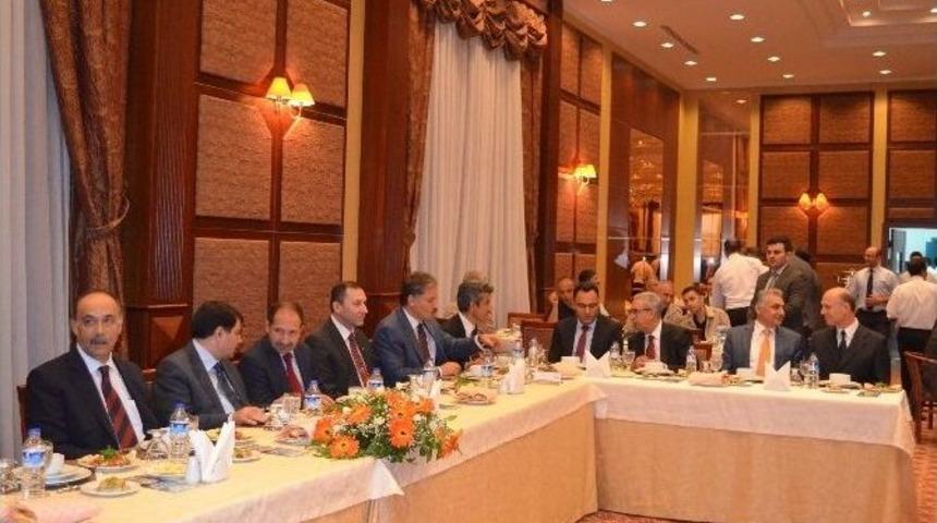 Rekt&ouml;rl&uuml;kten Vali Vasip Şahin&rsquo;e Veda Yemeği