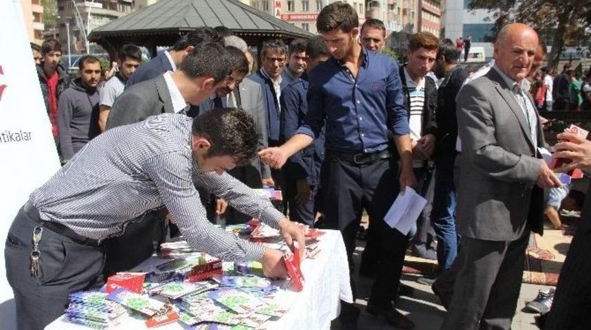 Cemaate Uzun Evliliğin Sırları İle İlgili Kitap&ccedil;ık Dağıtıldı