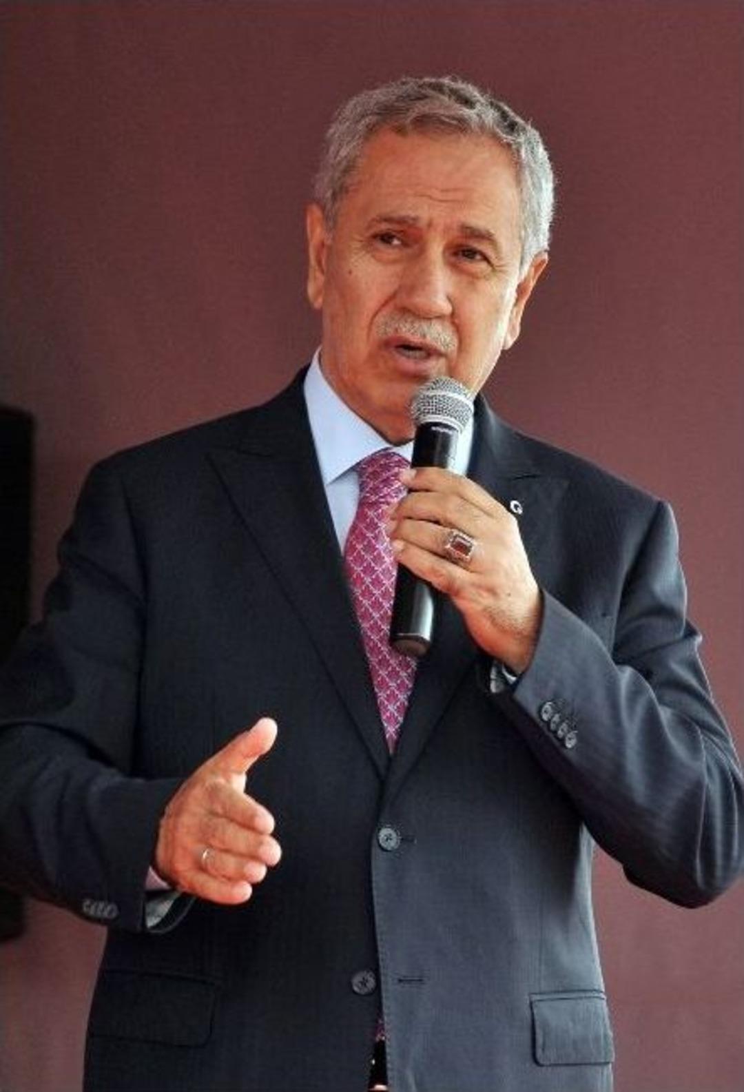 Arın&ccedil;, A&ccedil;ılış İ&ccedil;in Kendisini Ayakta Bekleyen &Ouml;ğrencilerden Af Diledi