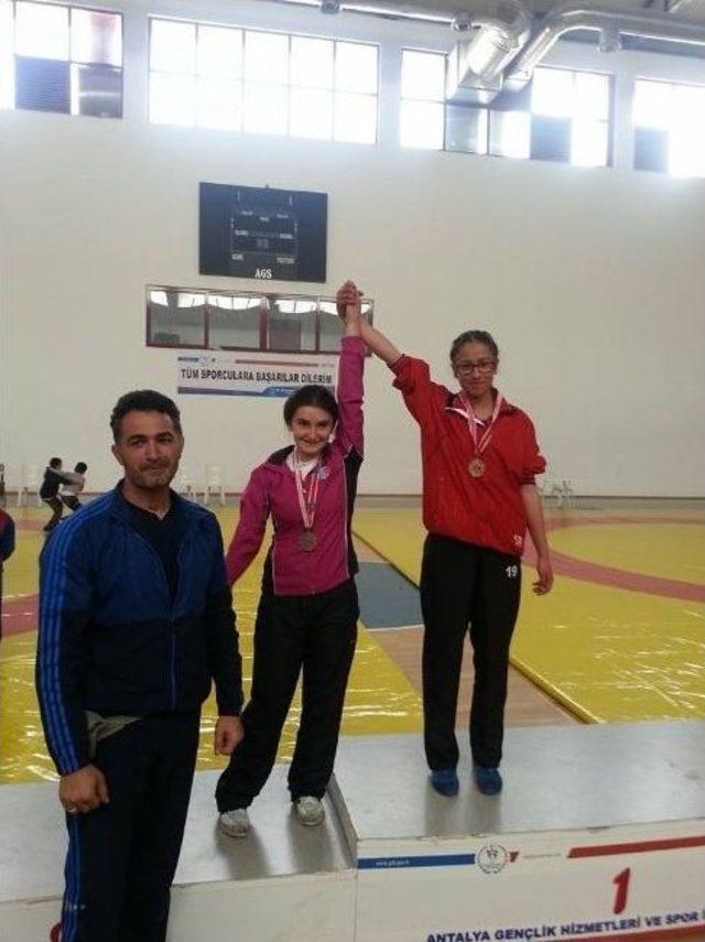 Korkuteli Güreş Eğitim Merkezi’nin Sporcu Sayısı 40 Oldu