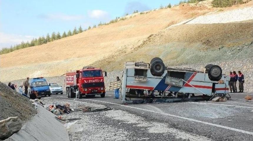 Elma İş&ccedil;ilerini Taşıyan Midib&uuml;s Devrildi: 29 Yaralı
