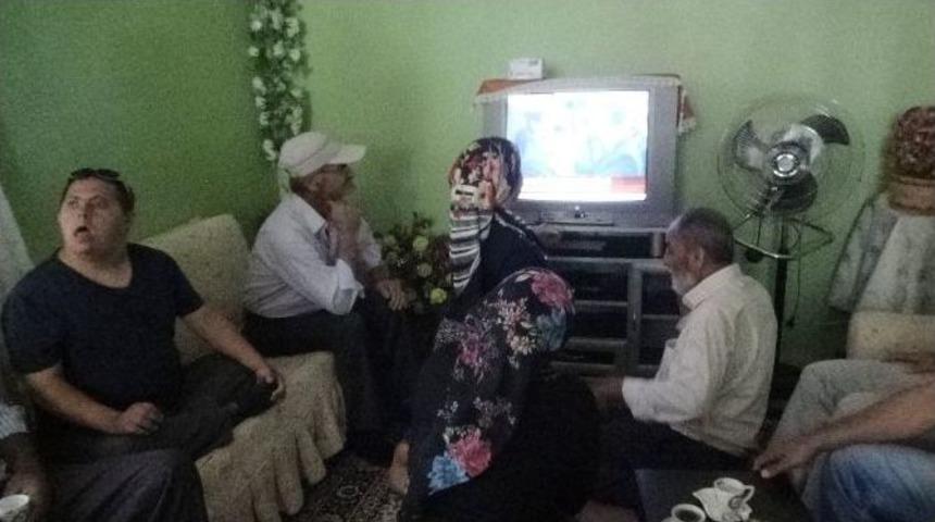 Işid&rsquo;in Elinden Kurtarılan Rehinelerden Polis Memuru &Ouml;mer &Ccedil;il&rsquo;in Evinde B&uuml;y&uuml;k Sevin&ccedil;