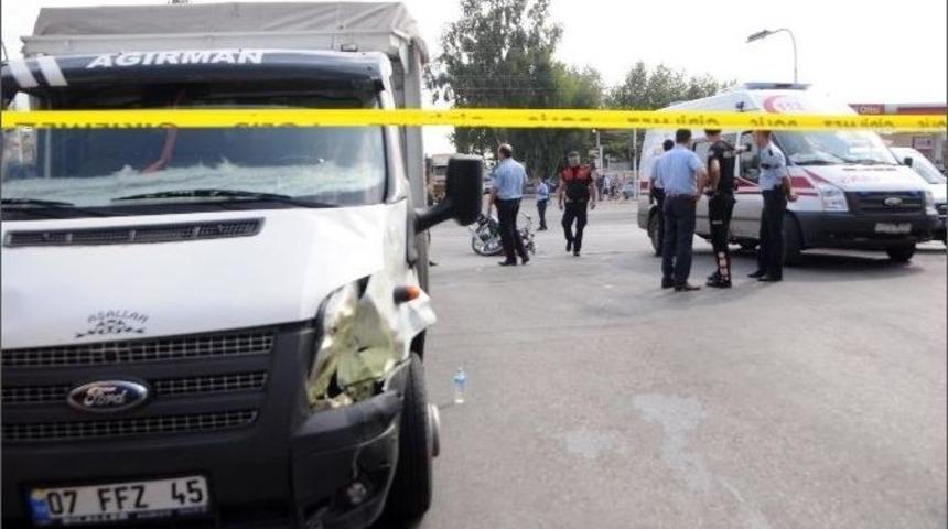 Motosiklet Ters Y&ouml;ne Girip Kamyonetle &Ccedil;arpıştı: 2 Ağır Yaralı