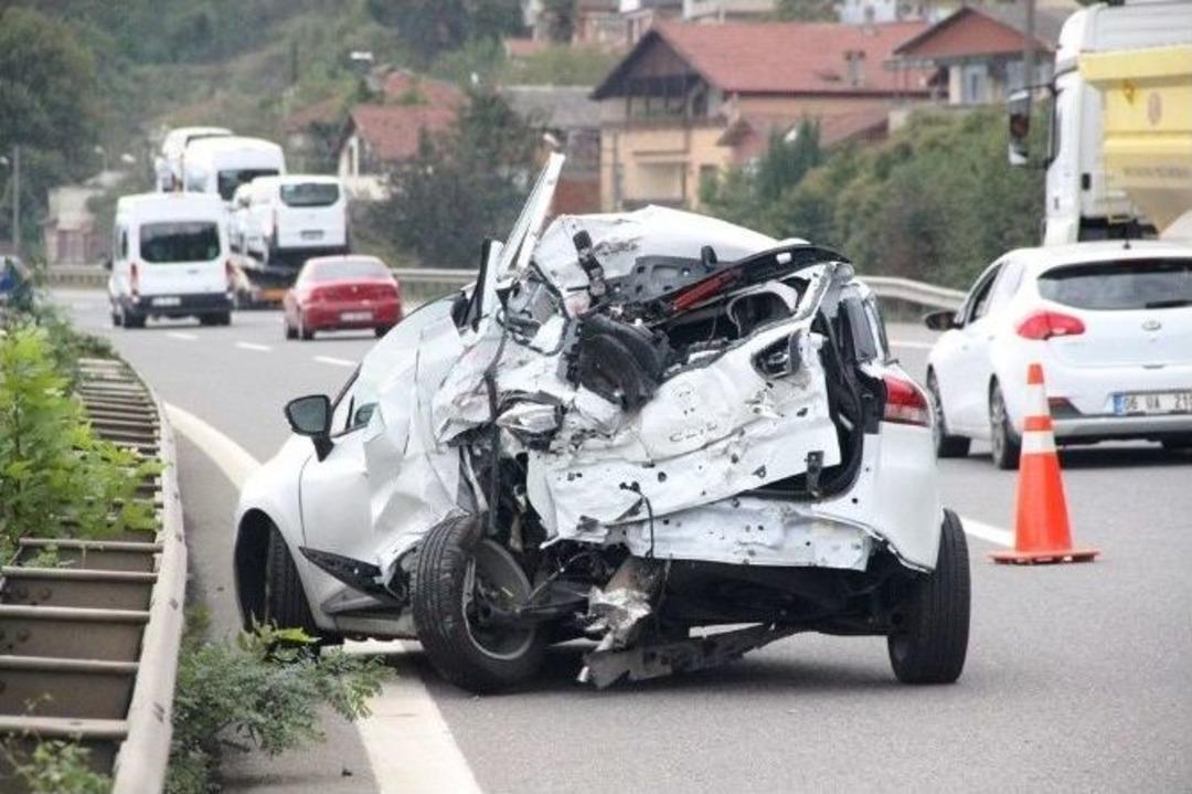 Anne Ve Bebeği Hurdaya D&ouml;nen Ara&ccedil;tan Burnu Kanamadan Kurtuldu