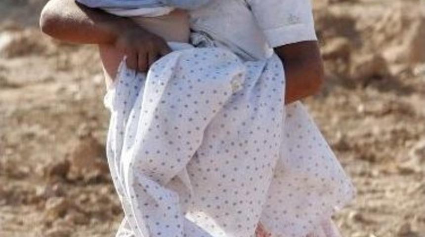 Işid’den Kaçan Minik Kız, 8 Aylık Kardeşini 20 Kilometre Boyunca Taşıdı