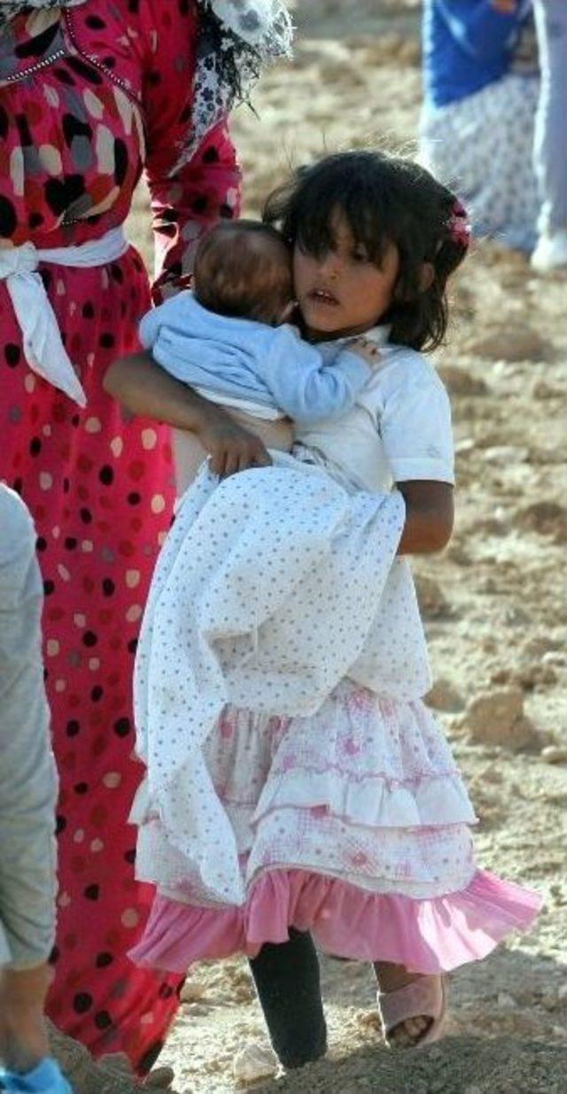 Işid’den Kaçan Minik Kız, 8 Aylık Kardeşini 20 Kilometre Boyunca Taşıdı