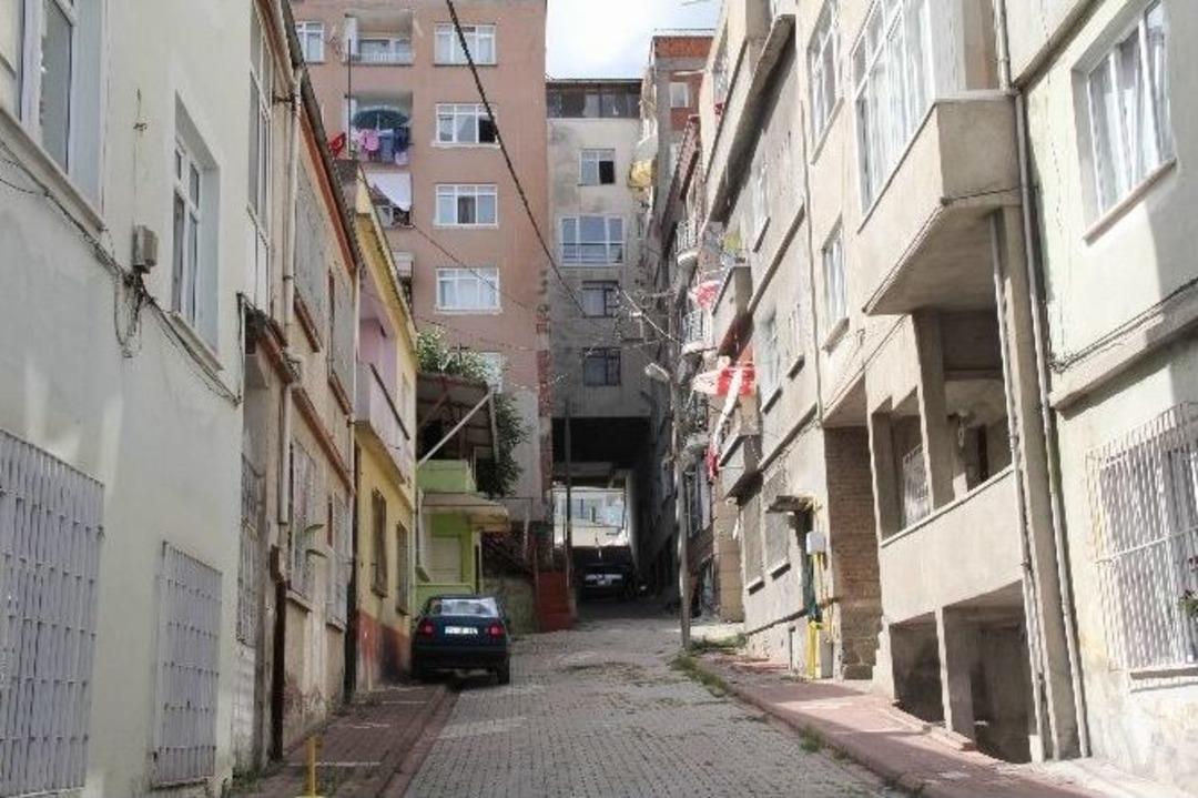 Evin Altından Sokak Ge&ccedil;iyor