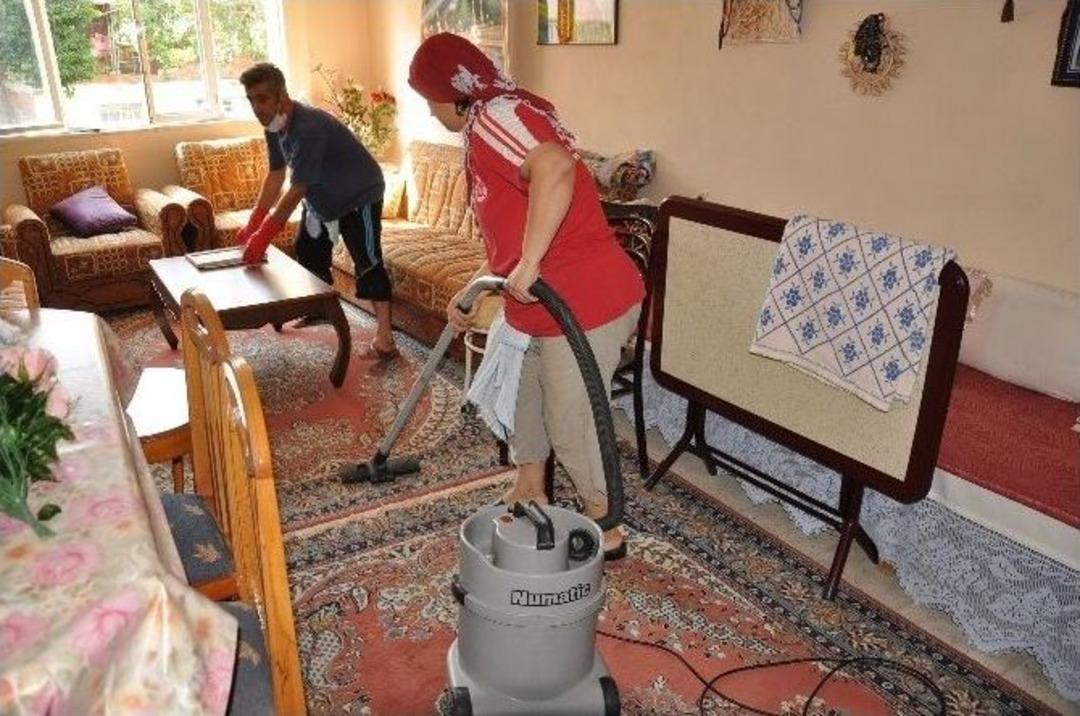 Yaşlı &Ccedil;iftin Evi Belediye Ekiplerince Temizlendi