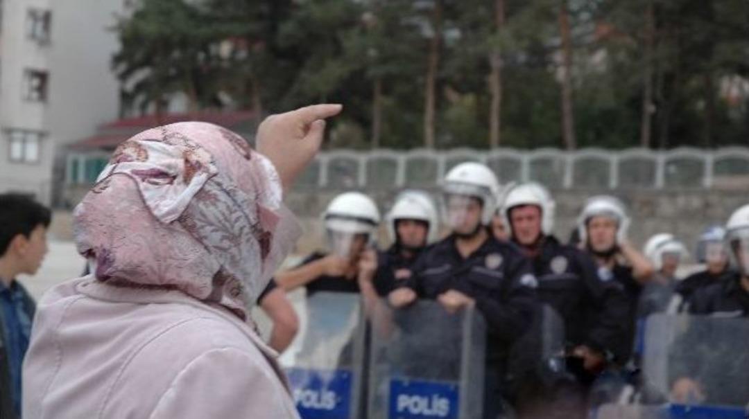 Karayolunda Ve Valinin Evinin &Ouml;n&uuml;nde Oturma Eylemi Yaptılar