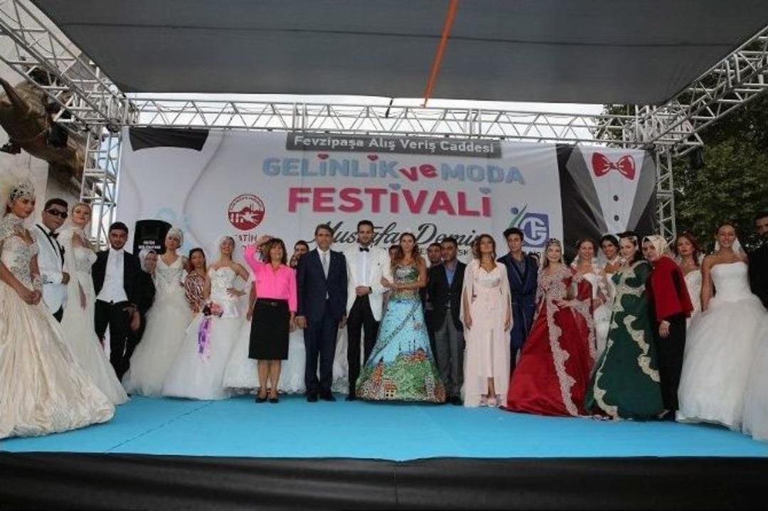 Fatih&rsquo;te Renkli Gelinlik Festivali