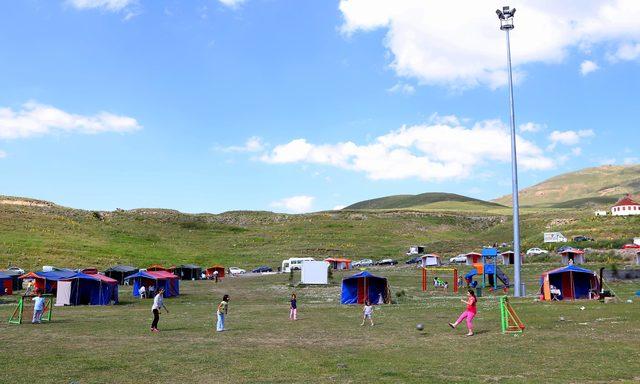 Sıcaktan bunalanlar Erciyes Dağı'ndaki kampta kalıyor
