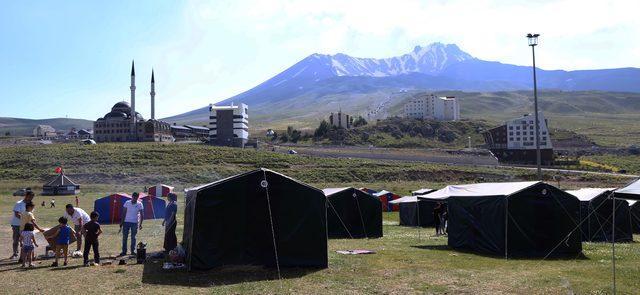 Sıcaktan bunalanlar Erciyes Dağı'ndaki kampta kalıyor